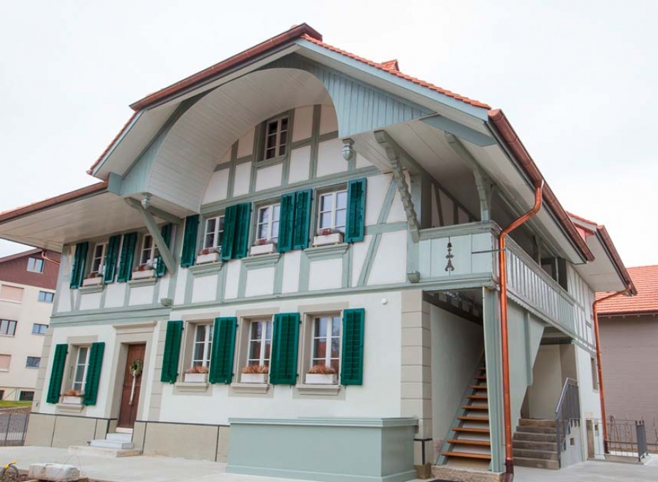 Fassaden Anstrich Fachwerk Mehrfamilienhaus mit Holz Fenster Lackierung durch Malerei Menz aus Luterbach