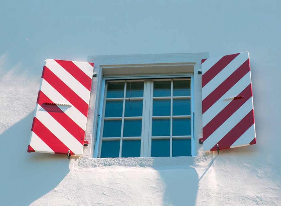Fassaden Erneuerung und Verputzarbeiten sowie Fenster Lackierungen eines Hauses durch Malerei Menz