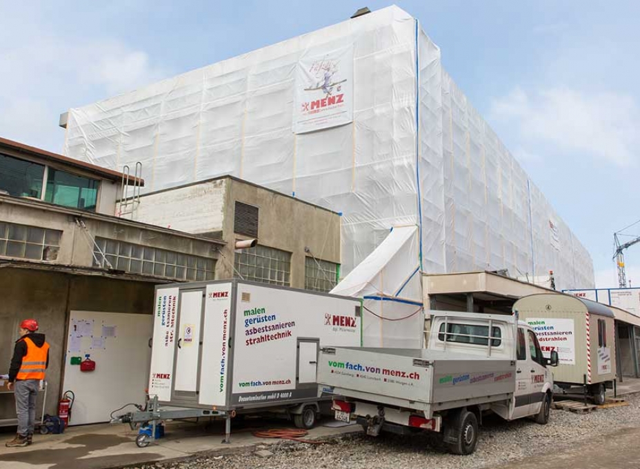 Asbestsanierung der Firma Menz eines grossen Gewerbebaus mit  einer Zelt Einhausung und Unterdruckanlage in Solothurn