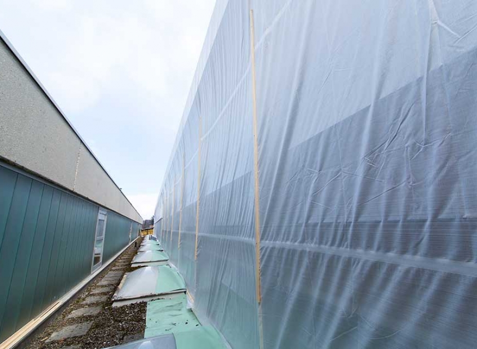 Asbestsanierung eines grossen Gewerbebaus mit  einer Zelt Einhausung durch Firma Menz Solothurn
