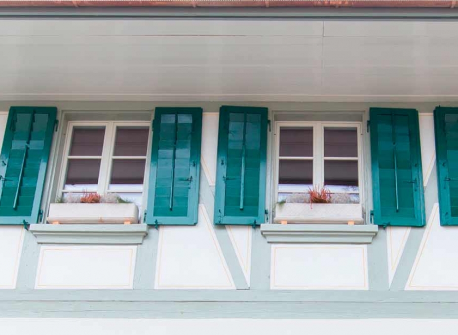 Holz Fenster Sanierung an einem Fachwerk Haus durch Malerei Menz Solothurn