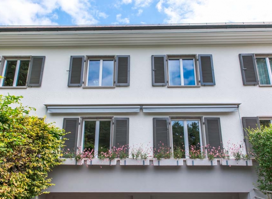 Fassaden Anstrich Mehrfamilienhaus mit Holz Fenster Lackierung durch Malerei Menz aus Luterbach