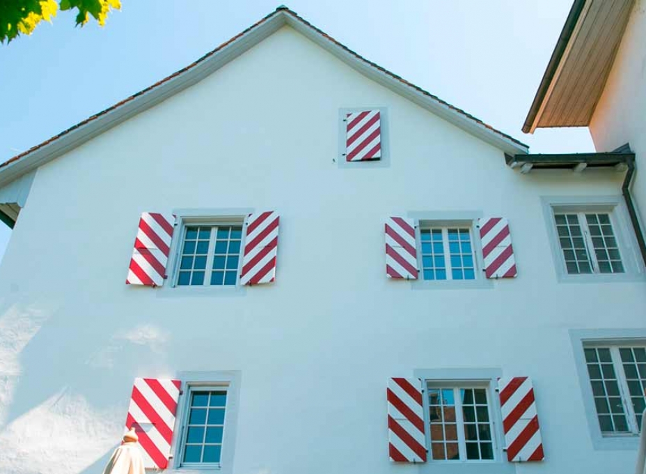Fenster Lackierung in Streifen Optik eines Hauses durch Malerei Menz