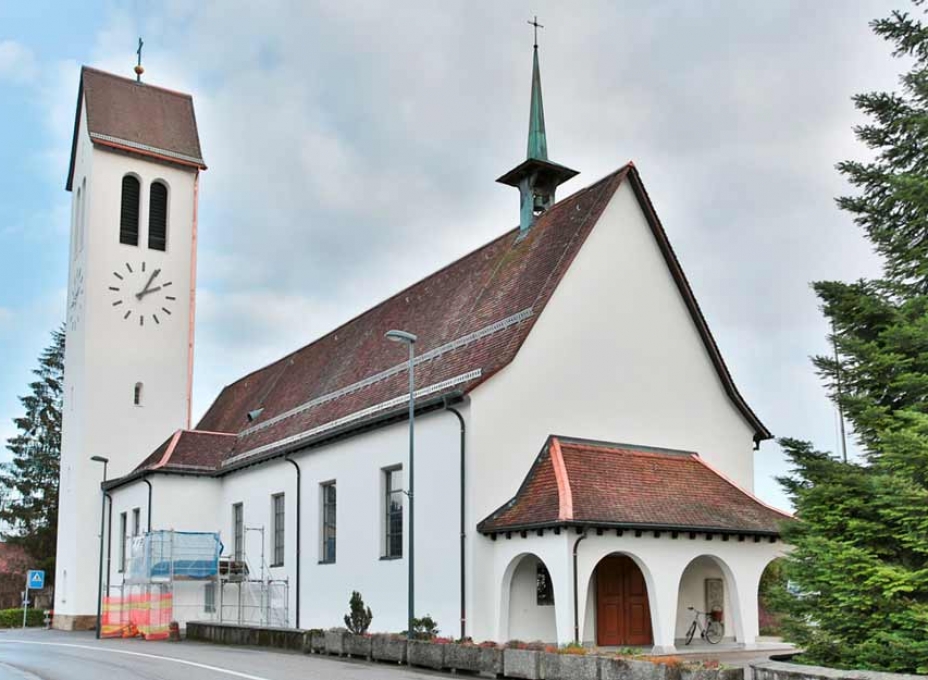 Fassaden Renovation einer Kirche mit Verputzarbeiten in Wangen an der Aare durch Malermeister Menz