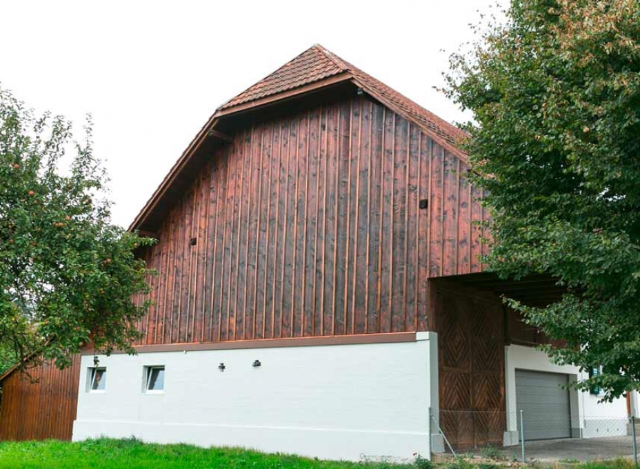 Sanierung einer alten Holz Fassade eines Bauernhauses in Solothurn durch Malerei Menz